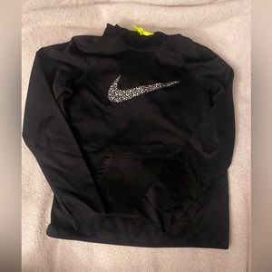 Size small Nike Therma Fit Hoodie! Cute Nike logo and hood design. Barely worn.